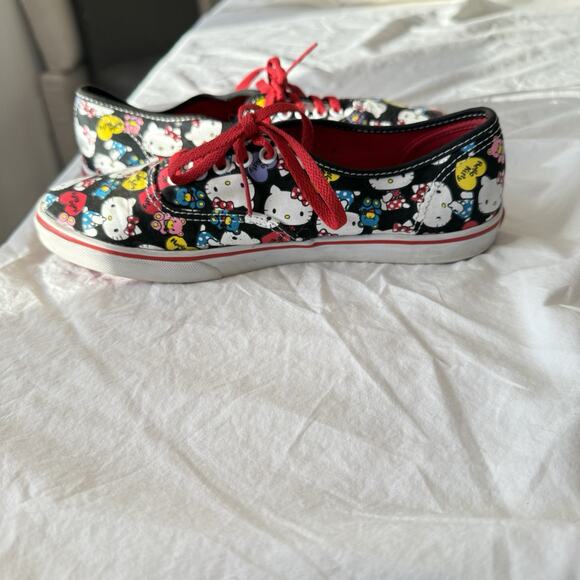Vans Sneakers W/7.5 M/6 Black MultiColor Hello Kitty Athleisure Skate Life VGC - Picture 8 of 11